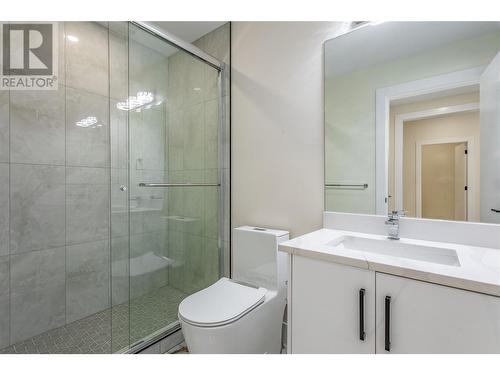1125 Lone Pine Drive, Kelowna, BC - Indoor Photo Showing Bathroom