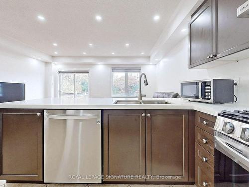 321 Bussel Cres, Milton, ON - Indoor Photo Showing Kitchen With Double Sink