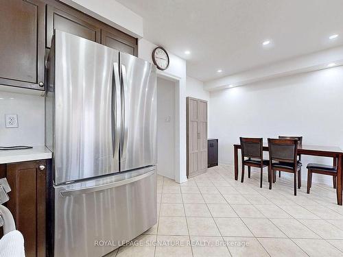 321 Bussel Cres, Milton, ON - Indoor Photo Showing Kitchen