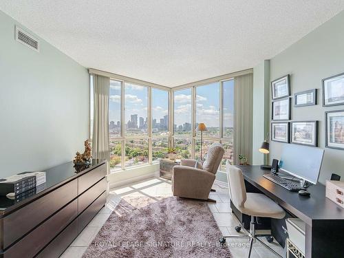 1605-55 Kingsbridge Garden Circ, Mississauga, ON - Indoor Photo Showing Living Room