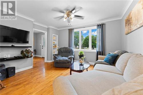 632 Bruham Avenue, Pembroke, ON - Indoor Photo Showing Living Room