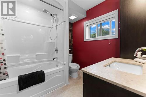 632 Bruham Avenue, Pembroke, ON - Indoor Photo Showing Bathroom