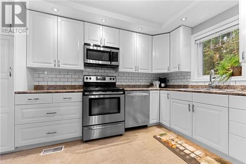 632 Bruham Avenue, Pembroke, ON - Indoor Photo Showing Kitchen With Upgraded Kitchen