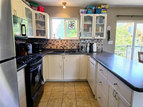 710 Birch Street, Creston, BC - Indoor Photo Showing Kitchen With Double Sink