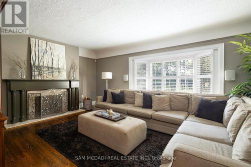 1361 Lorne Park Road E, Mississauga, ON - Indoor Photo Showing Living Room