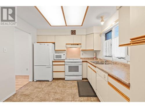 3900 27 Avenue Unit# 68, Vernon, BC - Indoor Photo Showing Kitchen With Double Sink