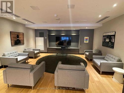 606 - 30 Roehampton Avenue, Toronto, ON - Indoor Photo Showing Living Room