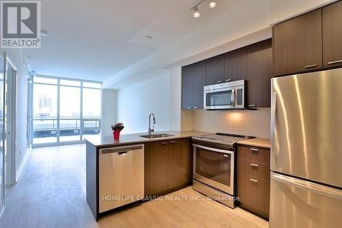 606 - 30 Roehampton Avenue, Toronto, ON - Indoor Photo Showing Kitchen