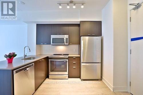 606 - 30 Roehampton Avenue, Toronto, ON - Indoor Photo Showing Kitchen With Upgraded Kitchen