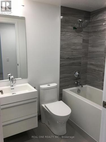 4002 - 39 Roehampton Avenue, Toronto, ON - Indoor Photo Showing Bathroom