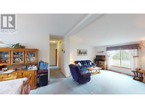 2299 Ash Avenue, Quesnel, BC - Indoor Photo Showing Living Room