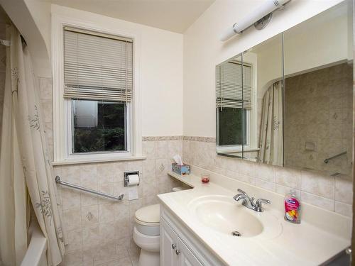33 Summit Avenue, Thunder Bay, ON - Indoor Photo Showing Bathroom