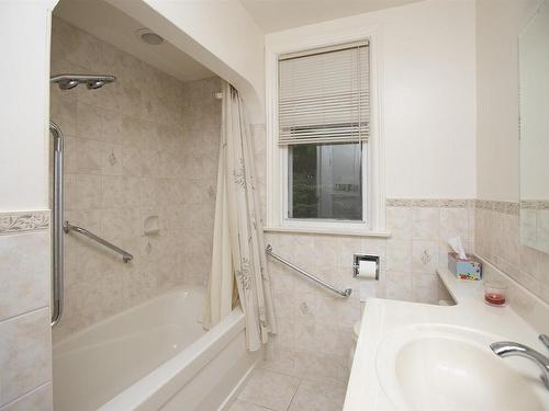 33 Summit Avenue, Thunder Bay, ON - Indoor Photo Showing Bathroom