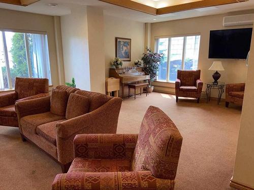 801 590 Beverly Street, Thunder Bay, ON - Indoor Photo Showing Living Room