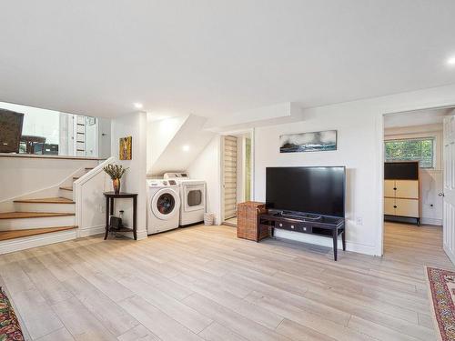 Salle familiale - 31 Rue Brodeur, Vaudreuil-Dorion, QC - Indoor Photo Showing Laundry Room