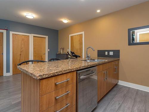 302-2745 Veterans Memorial Pkwy, Langford, BC - Indoor Photo Showing Kitchen With Double Sink
