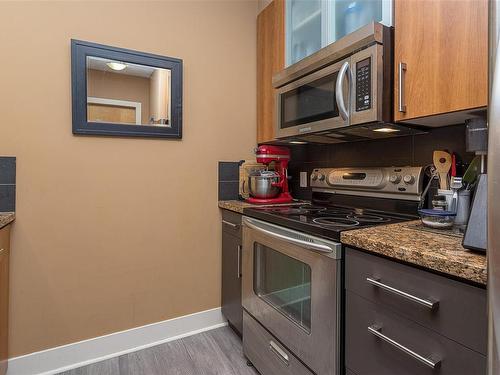 302-2745 Veterans Memorial Pkwy, Langford, BC - Indoor Photo Showing Kitchen