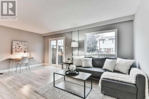 35 - 7406 Darcel Avenue, Mississauga, ON - Indoor Photo Showing Living Room