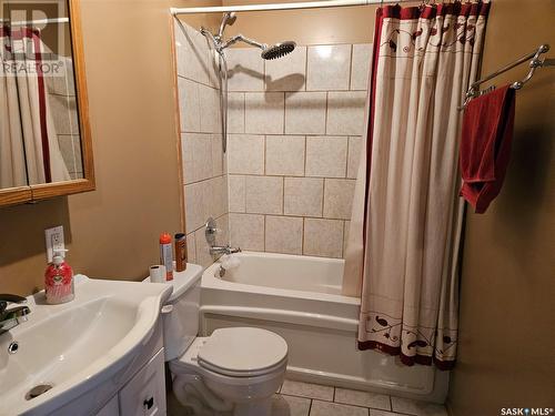 420 1St Avenue Nw, Swift Current, SK - Indoor Photo Showing Bathroom