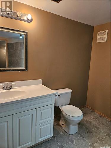 420 1St Avenue Nw, Swift Current, SK - Indoor Photo Showing Bathroom