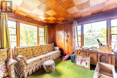 1537 Russel Avenue, Riondel, BC - Indoor Photo Showing Living Room