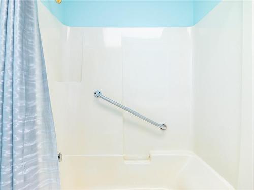 66-1001 30 Avenue, Vernon, BC - Indoor Photo Showing Bathroom