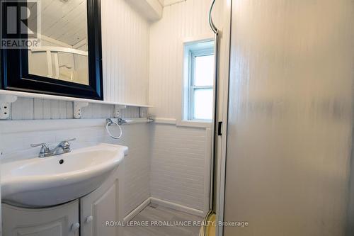 3 Meyers Street S, Belleville, ON - Indoor Photo Showing Bathroom