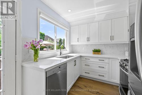 5024 Penman Lane, Burlington, ON - Indoor Photo Showing Kitchen With Upgraded Kitchen