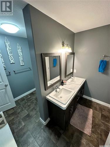 263 30Th Street, Battleford, SK - Indoor Photo Showing Bathroom