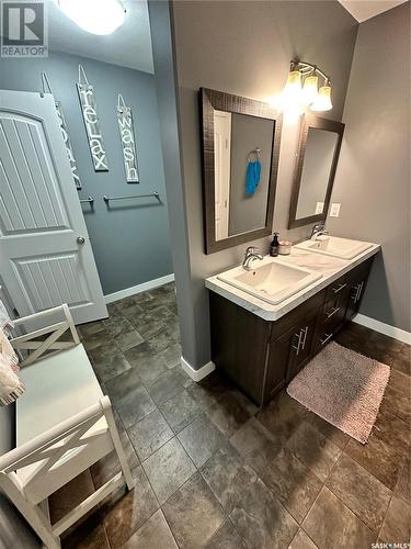 263 30Th Street, Battleford, SK - Indoor Photo Showing Bathroom