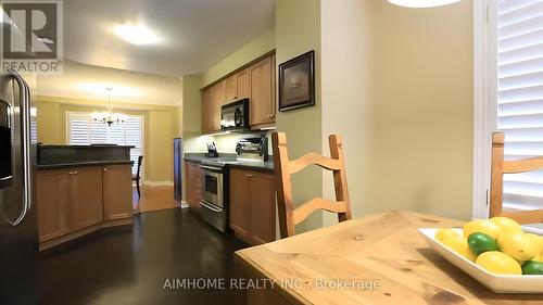 2525 Willowburne Drive, Mississauga, ON - Indoor Photo Showing Kitchen