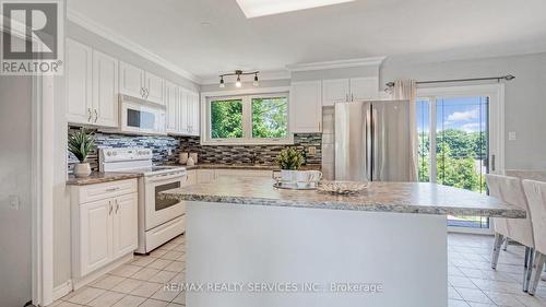 920 Eagle Crescent, London, ON - Indoor Photo Showing Kitchen With Upgraded Kitchen