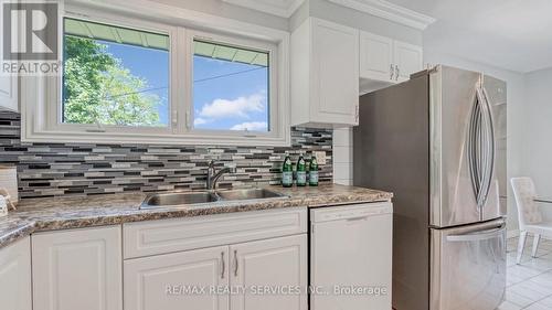 920 Eagle Crescent, London, ON - Indoor Photo Showing Kitchen With Double Sink