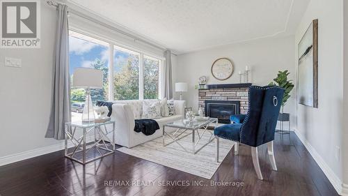 920 Eagle Crescent, London, ON - Indoor Photo Showing Living Room With Fireplace