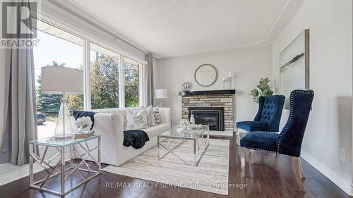 920 Eagle Crescent, London, ON - Indoor Photo Showing Living Room With Fireplace