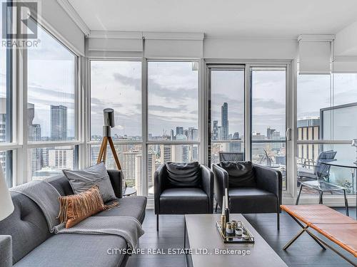 3915 - 70 Temperance Street, Toronto, ON - Indoor Photo Showing Living Room