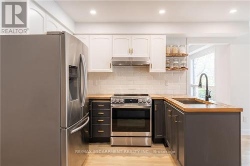 2451 Overton Drive, Burlington, ON - Indoor Photo Showing Kitchen With Upgraded Kitchen