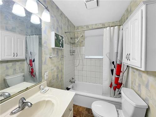 907 Fennel Avenue, Hamilton, ON - Indoor Photo Showing Bathroom