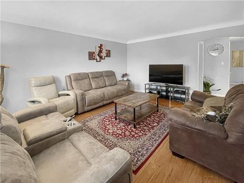 907 Fennel Avenue, Hamilton, ON - Indoor Photo Showing Living Room