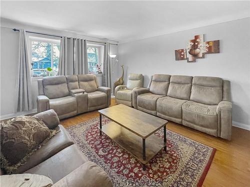 907 Fennel Avenue, Hamilton, ON - Indoor Photo Showing Living Room