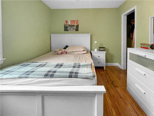 907 Fennel Avenue, Hamilton, ON - Indoor Photo Showing Bedroom