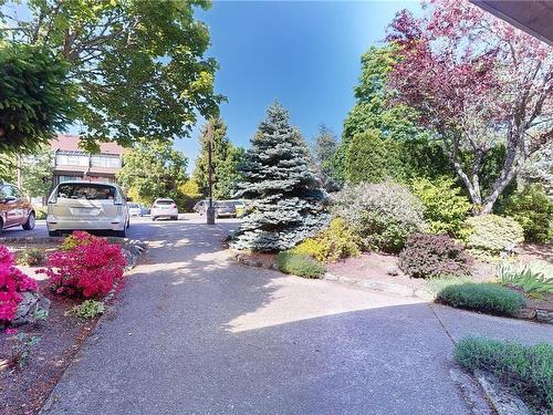 499D-4678 Elk Lake Dr, Saanich, BC - Outdoor