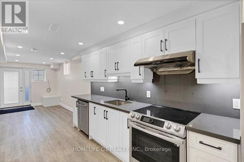 385 Threshing Mill Boulevard, Oakville, ON - Indoor Photo Showing Kitchen With Upgraded Kitchen