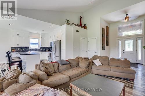 38812 Vienna Street, Central Huron, ON - Indoor Photo Showing Living Room