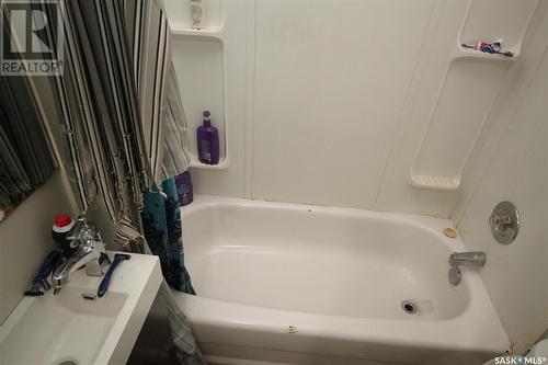 815 G Avenue N, Saskatoon, SK - Indoor Photo Showing Bathroom
