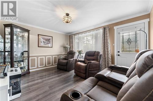 10 Hoffman Street, Petawawa, ON - Indoor Photo Showing Living Room