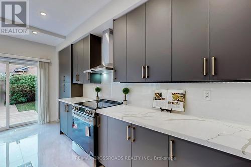 112 Alfred Paterson Drive, Markham, ON - Indoor Photo Showing Kitchen