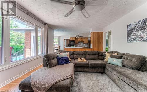 136 Oldfield Drive, Kitchener, ON - Indoor Photo Showing Living Room