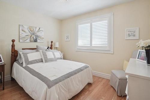 5195 Broughton Crescent, Burlington, ON - Indoor Photo Showing Bedroom