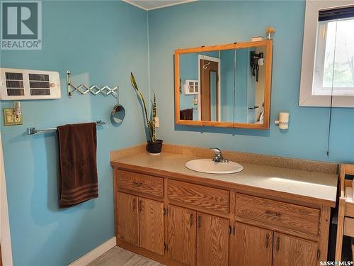 713 Beharrel Street, Oxbow, SK - Indoor Photo Showing Bathroom